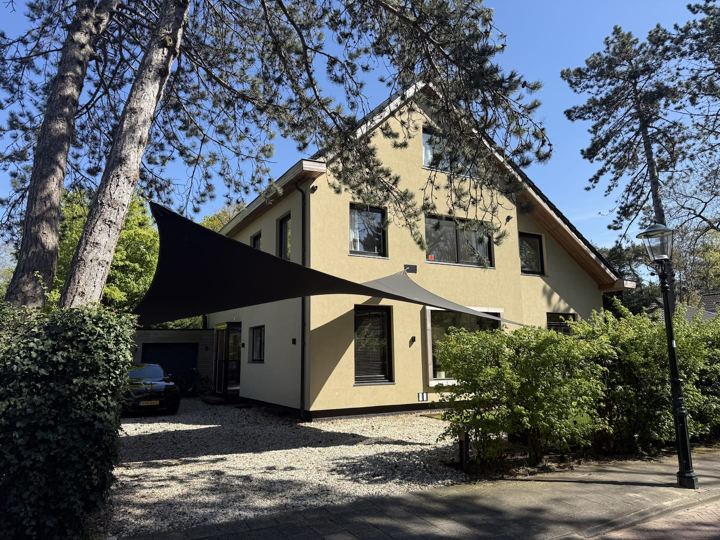 Vooraanzicht van de villa met zwembad in Bentveld