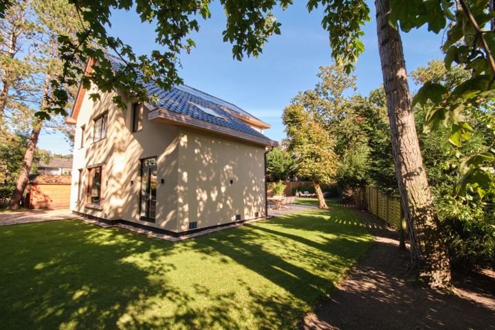 Achterzijde van het huis met tuin