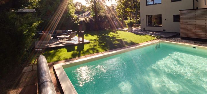 Verwarmd privézwembad in de tuin
