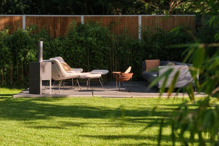 Loungeset met vuurplaats in de tuin