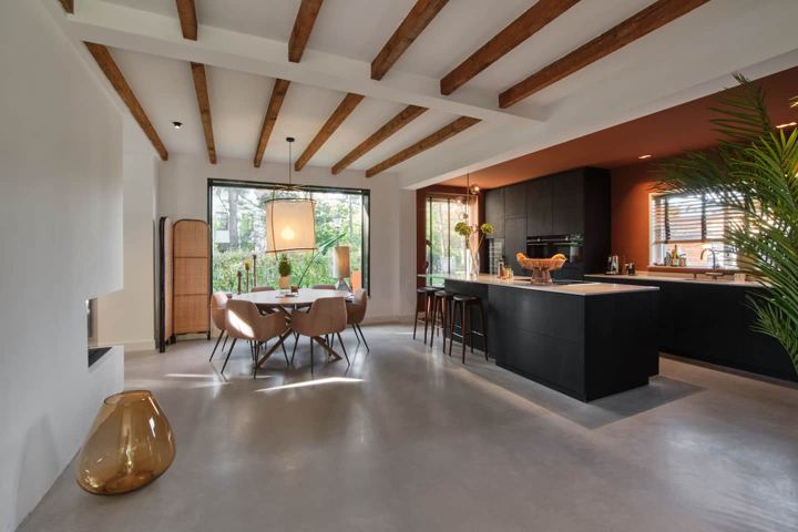 Open woonkeuken met eettafel