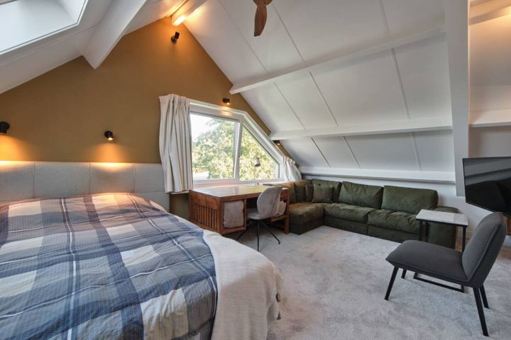 Slaapkamer onder het schuine dak