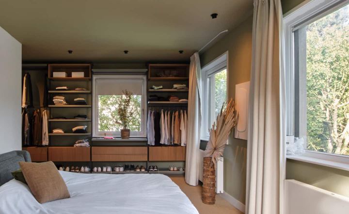 Slaapkamer met open kast