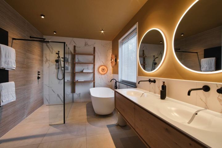 Badkamer met vrijstaand bad en dubbele wastafel